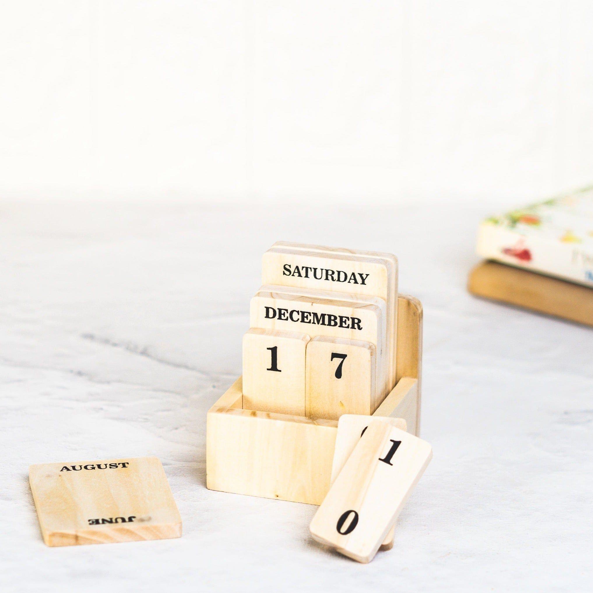 IVEI Wooden Perpetual Standing Desk Calendar