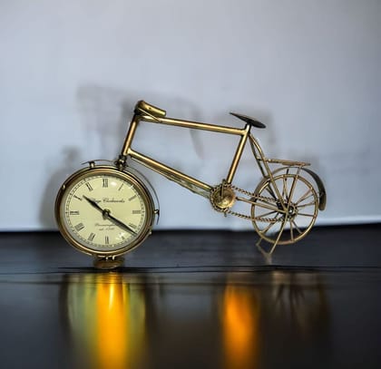 SHAMBHU HANDICRAFTS Vintage Metal Bicycle Bike Clock Home Decoration Table Clock Ornament SHAMBHU HANDICRAFTS Vintage Metal Bicycle Bike Clock Home Decoration Table Clock Ornament