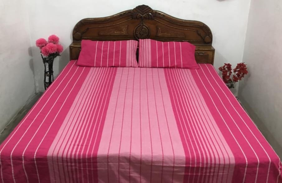 King Size Cotton Striped Bedsheet with Pillowcases