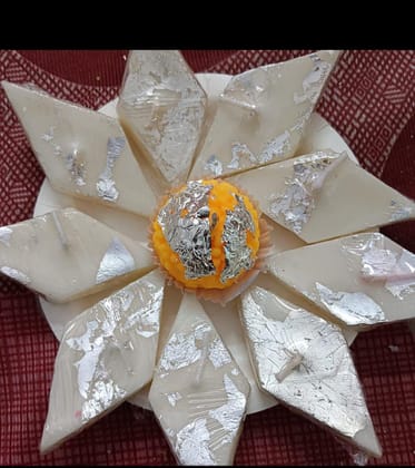 LADDOO  AND KAJU KATRI CANDLE (GIFT PACK)