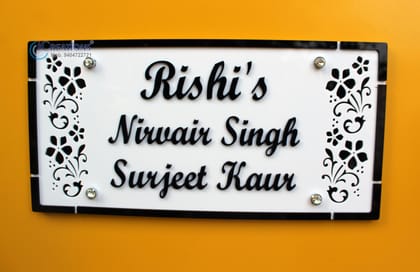 iCreations Personalized Floral Home Nameplate: Beauty Blooms at Your Doorstep