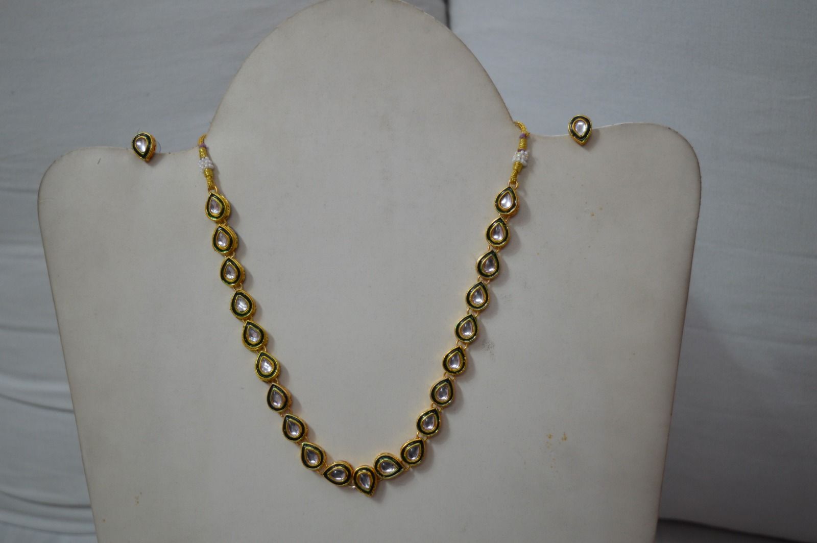 Singal Line Kundan Meena Set