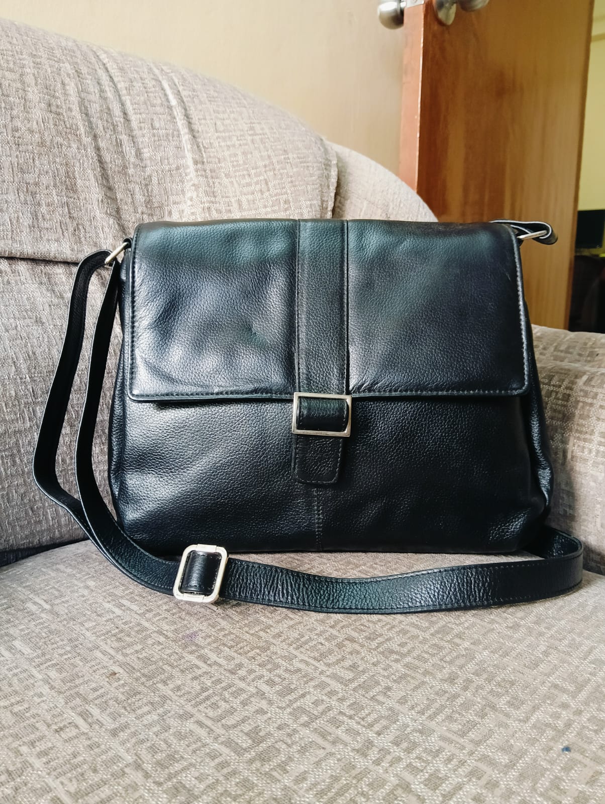 Elegant Multi-Compartment Leather Satchel – Black