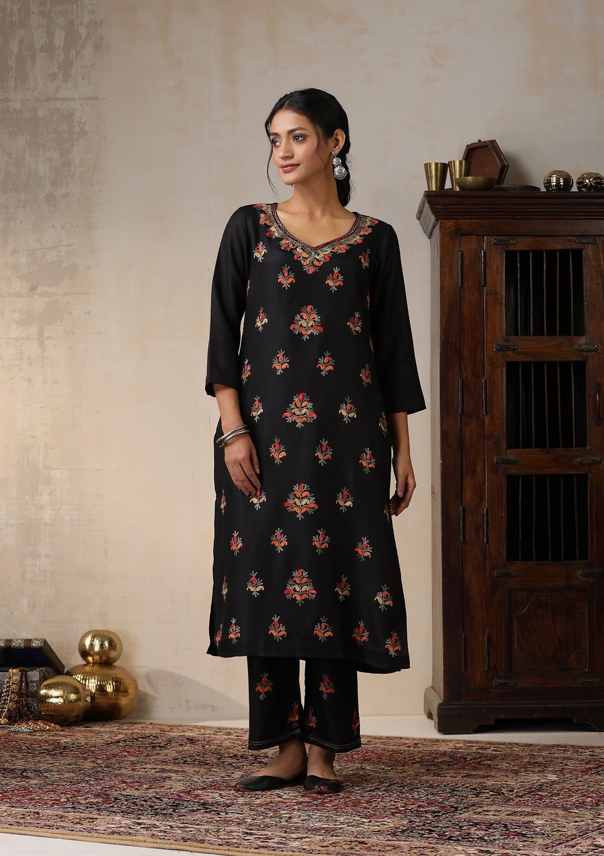 HOC Crafts Woollen Aari Embroidered Solid Women's 2 PC Long Kurta Set - Black