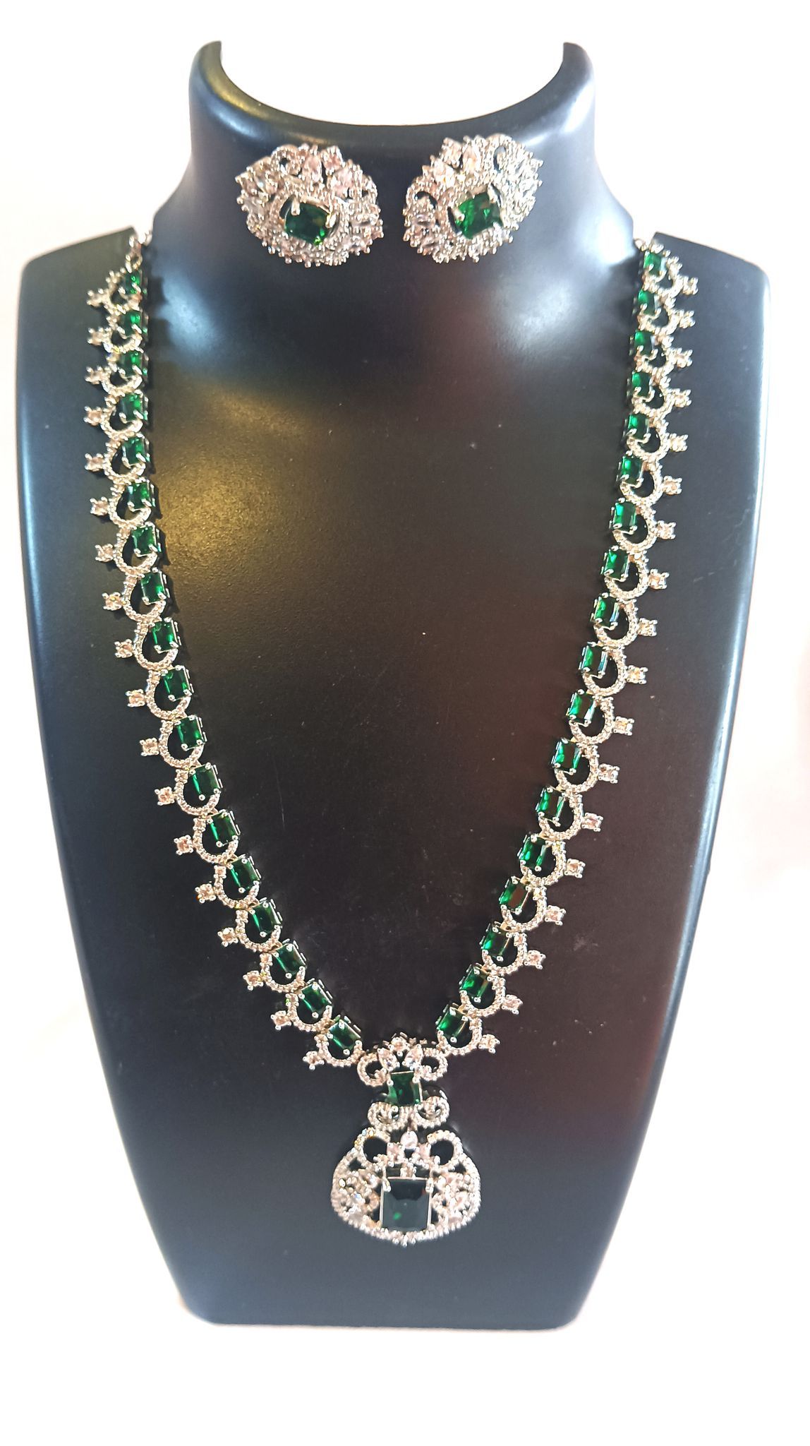 Stunning Silver Necklace Set with Green Stones and Intricate Design