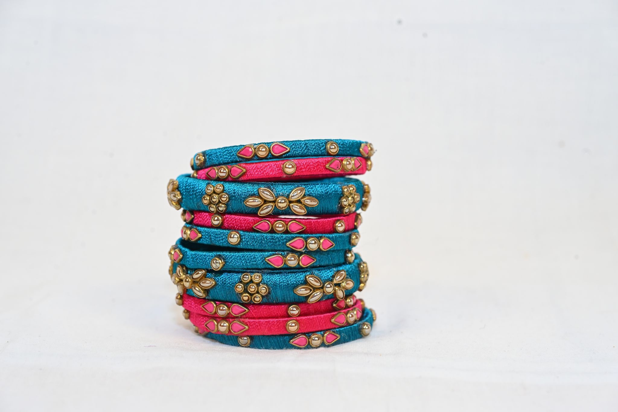 Set of 8 bangles in blue and pink