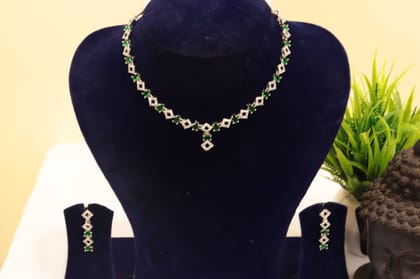 Stunning Emerald and Diamond Necklace Set in White Gold Stunning Emerald and Diamond Necklace Set in White Gold