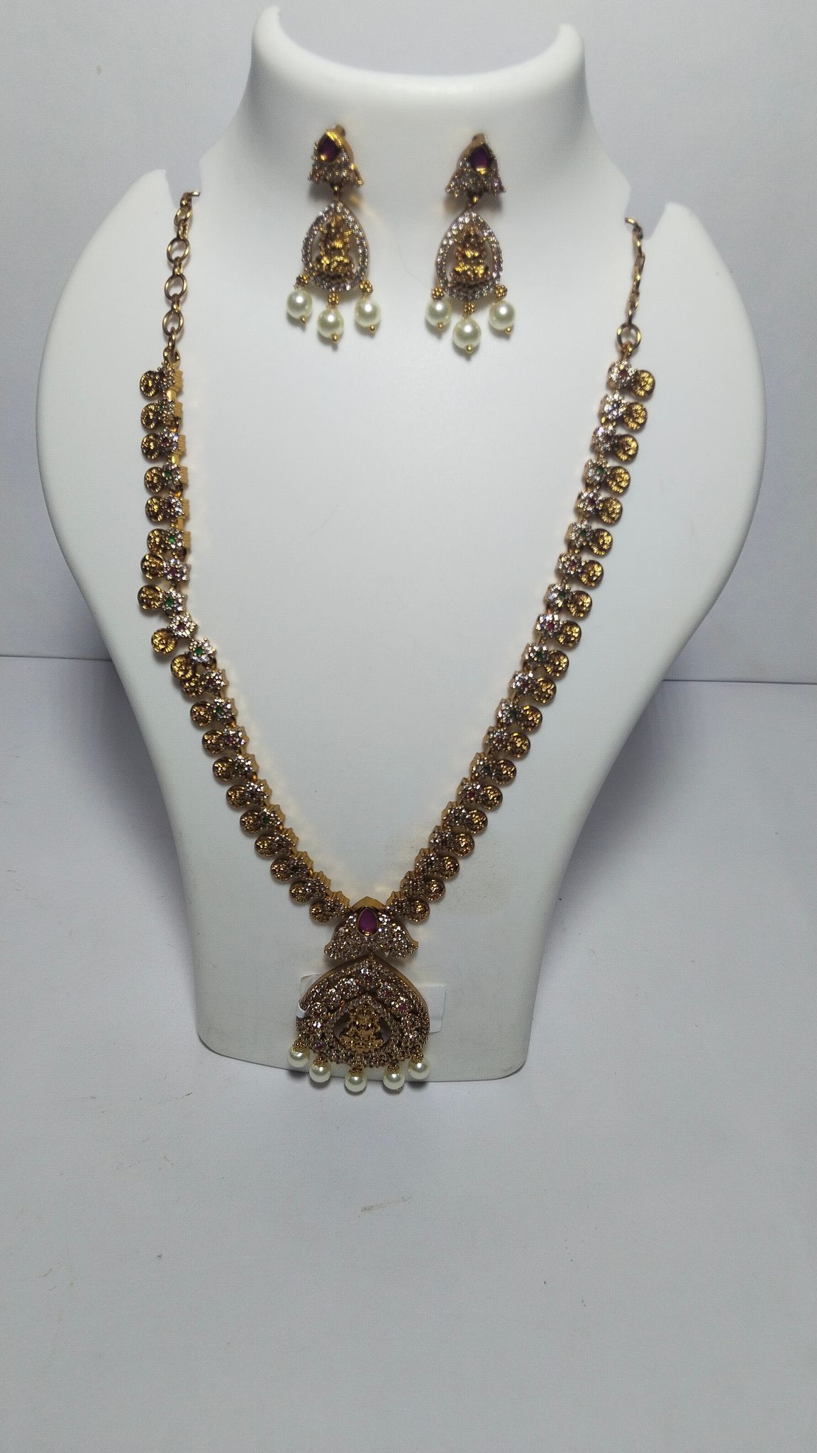 "Stunning Antique Gold Necklace Set with Intricate Stone and Pearl Detailing"