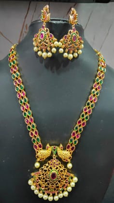 Gold-plated traditional Indian necklace and earring set with green stones and pearls Gold-plated traditional Indian necklace and earring set with green stones and pearls