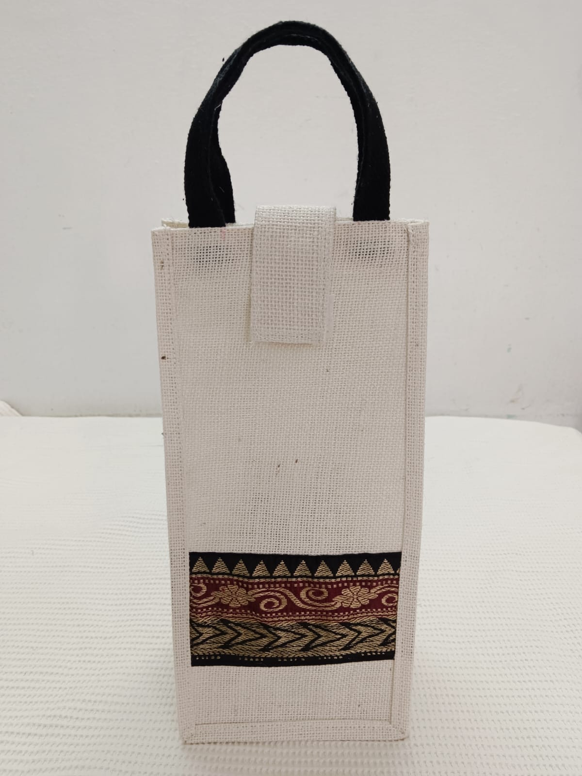 "Chic and Eco-Friendly Jute Bag with Stylish Ethnic Print"