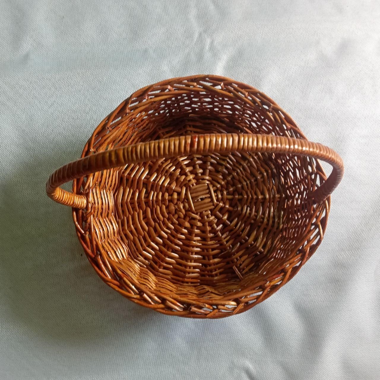 **Wicker Picnic Basket with Lid and Carrying Handle**