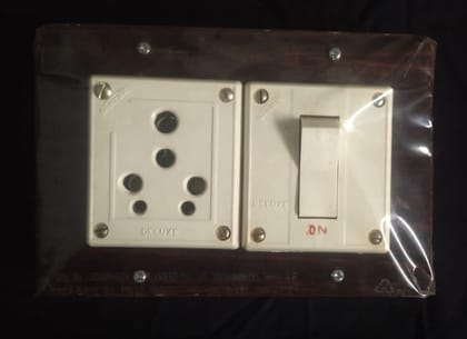 "16Amps Electrical Outlet and Switch Combo" "16Amps Electrical Outlet and Switch Combo"