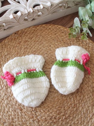 Soft Cotton Newborn Baby Mittens (0–3 Months) – Anti-Scratch Gloves
