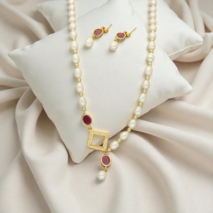 Celestia Crest Pearl Necklace Set