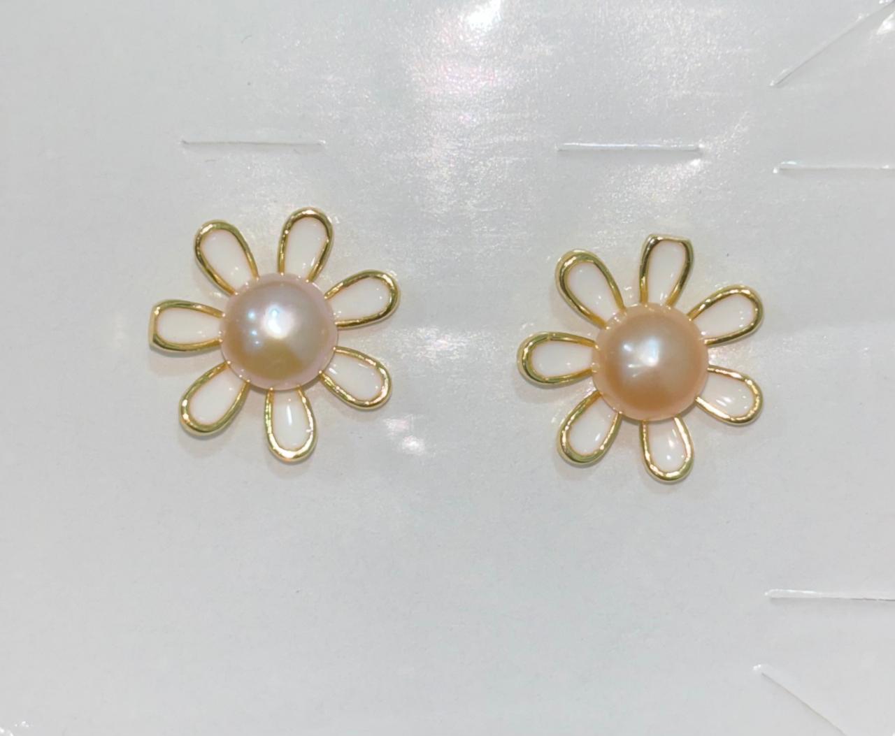 WHITE FLORAL NATURAL PEARL EARRING