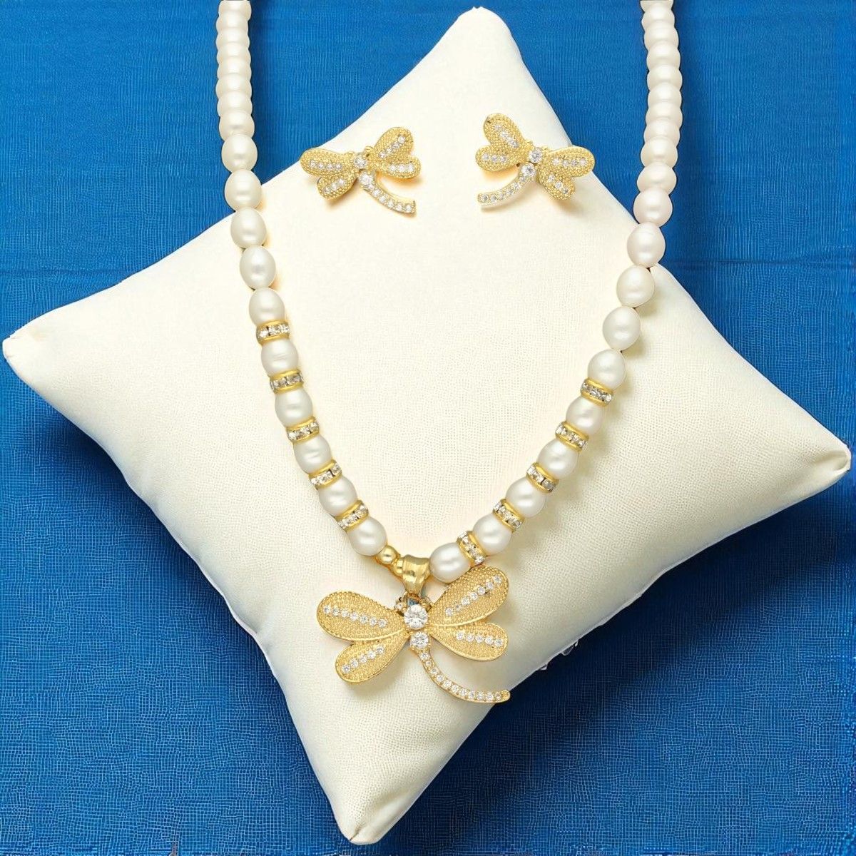 Gleaming Tiara Pearl Necklace Set