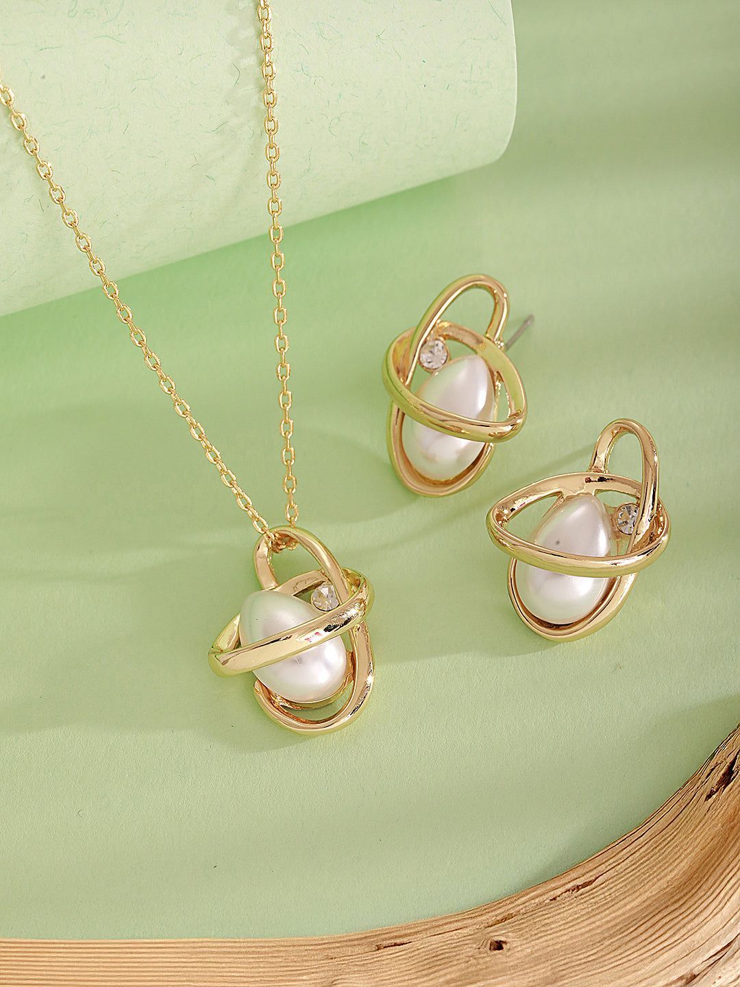 Elegant Pearl Pendant with Modern Gold-Tone Design