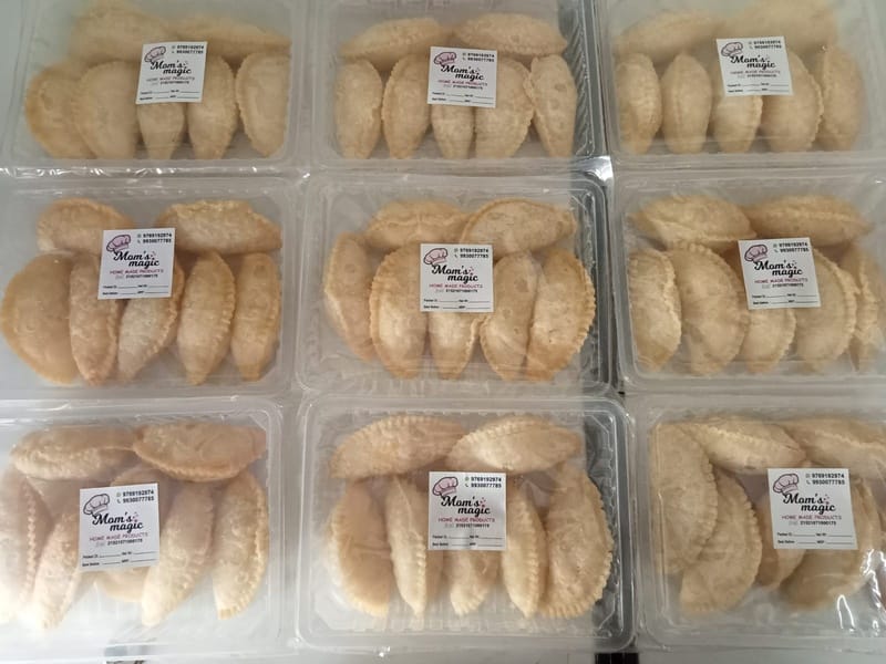 Mom's Magic Ola Khobra Karanji Fresh Coconut Gujiya Pack | Maharashtrian Traditional Sweet Delicacy