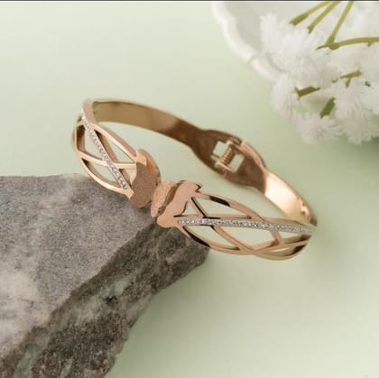 Trendy Golden Cuff Bracelet for Women – Minimalist Luxury