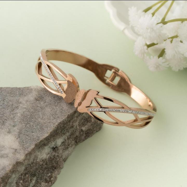 Trendy Golden Cuff Bracelet for Women – Minimalist Luxury