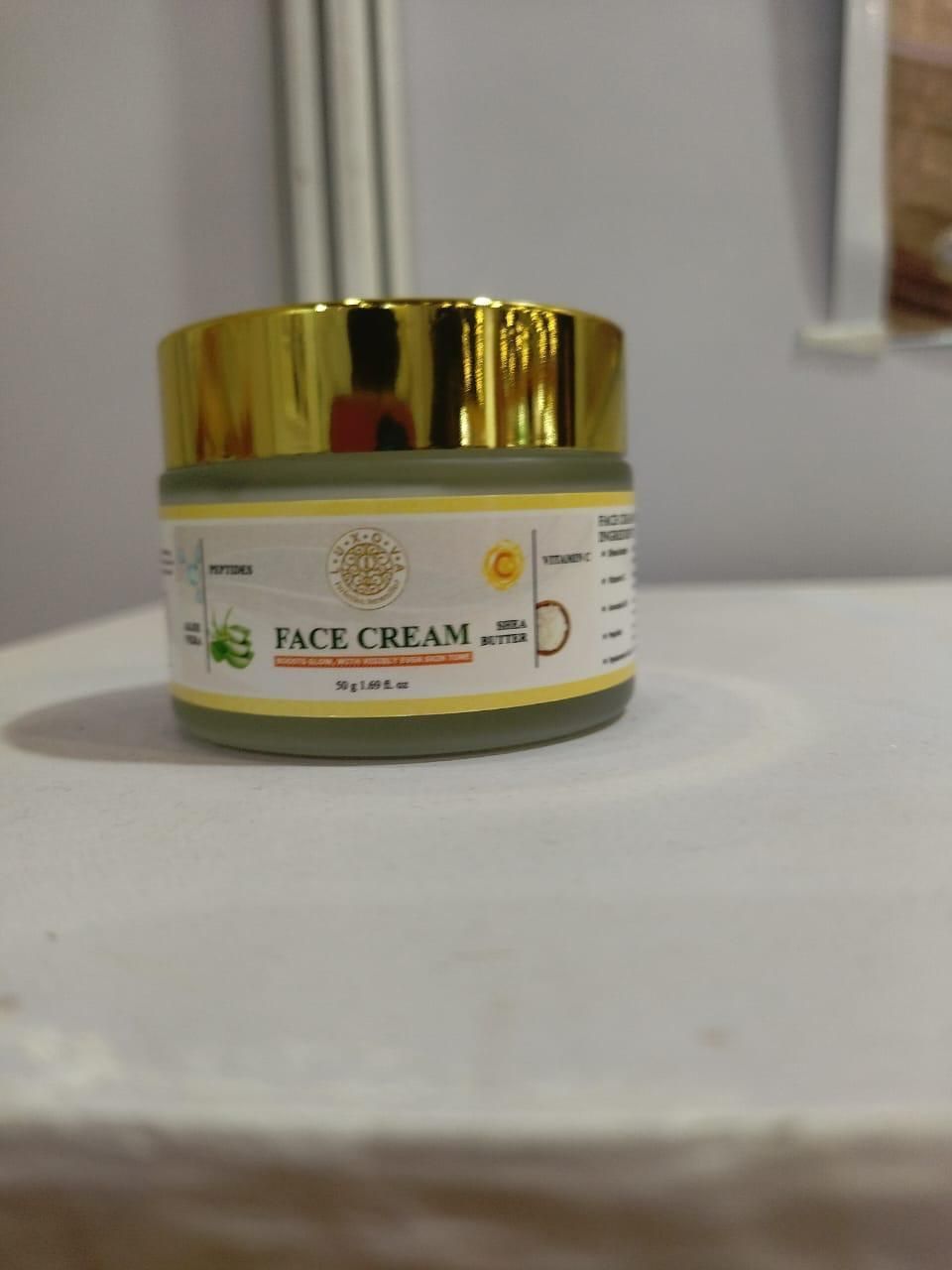 Face cream with Peptides and Vitamin C