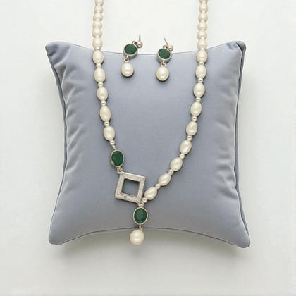 Versatile Pearl Necklace Set