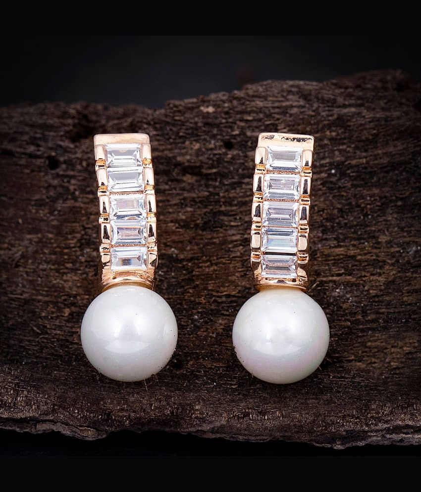 Sukkhi Dazzling  Gold Plated Stud Earring For Women