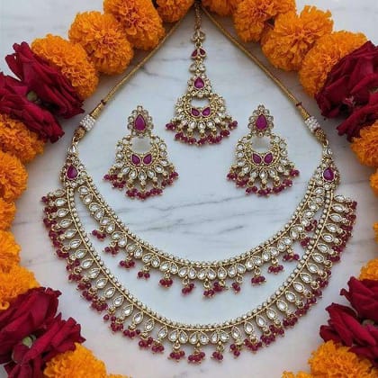 Royal Kundan Bridal Necklace Set with Maang Tikka Earrings Royal Kundan Bridal Necklace Set with Maang Tikka Earrings