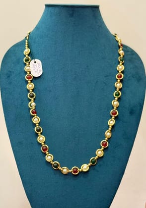 singal strand golden frame chain necklace with tricolour pearl and stone combo