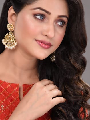 Off White Gold Toned Kundan Studded & Pearl Beaded Chandbalis