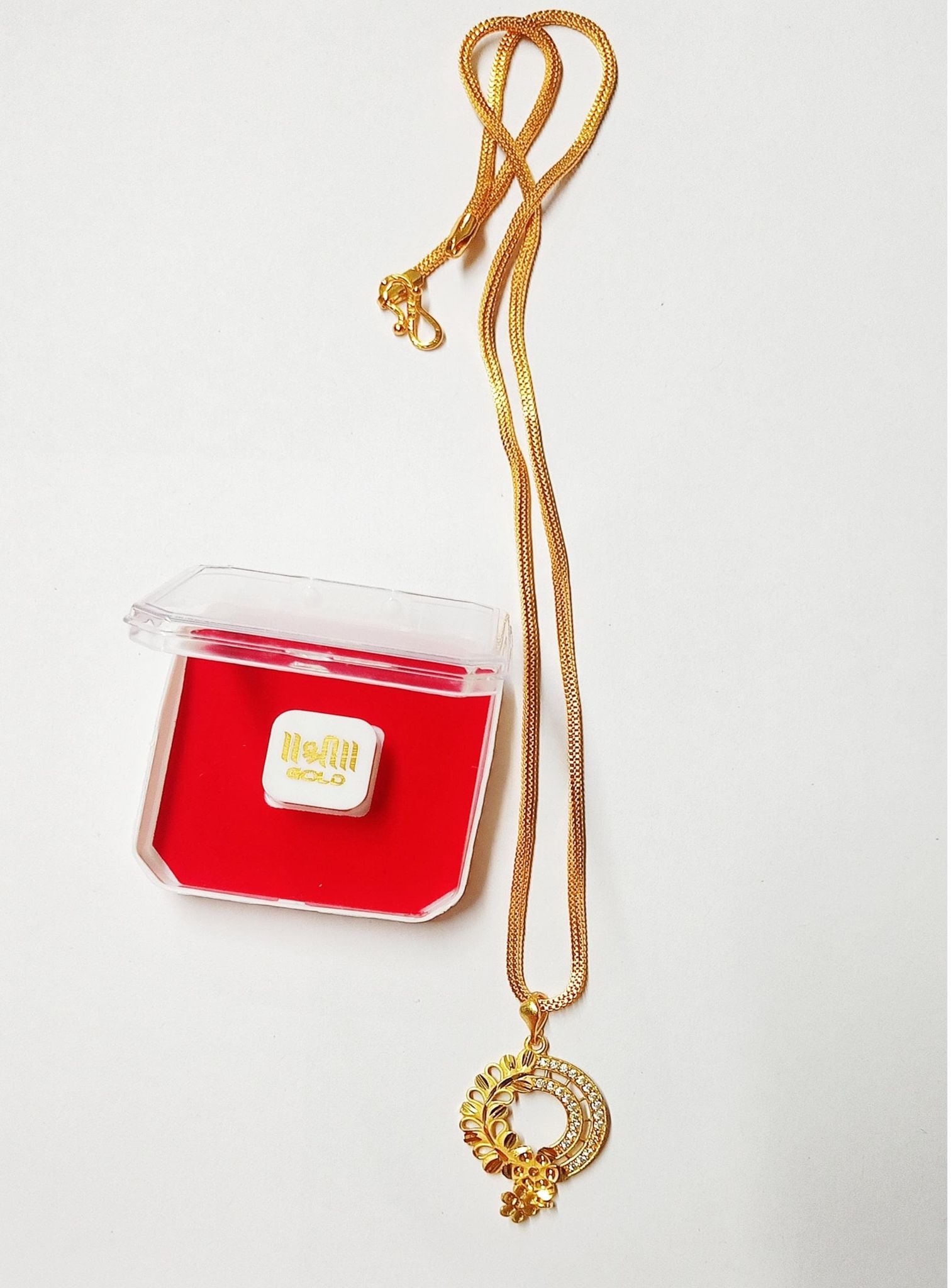 Gold Plated Pendant Necklace for Women Glamorous Avery Gold Chain