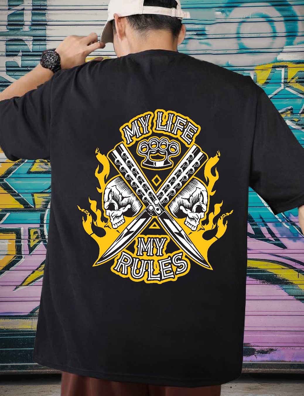 SCOTT FINCHER Men's Black cotton t-shirt with a graphic of two skulls, a pair of brass knuckles, and two crossed knives on the back. The shirt has a relaxed fit and a crew neck : AA(ARN)BLACK_195