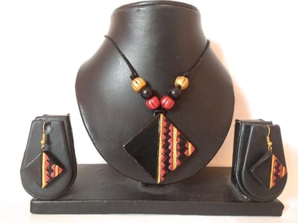 Kathakali pendant necklace set in terracotta Kathakali pendant necklace set in terracotta