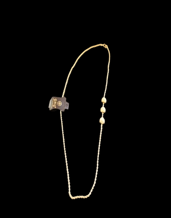 Elegant Gold Necklace with Exquisite Design