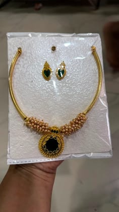 Micro gold polish sari necklace.