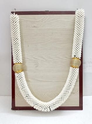 Elegant White Flower Garland with Golden Embellishments Elegant White Flower Garland with Golden Embellishments
