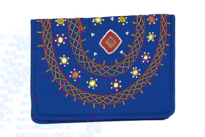 Hand-Embroidered Quilted Cotton Clutch – A Blend of Tradition & Modern Elegance