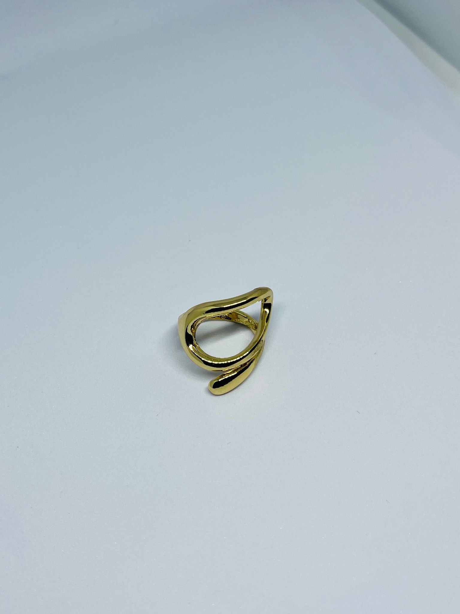 Elegant Gold Tone Wavy Abstract Design Fashion Ring for Women
