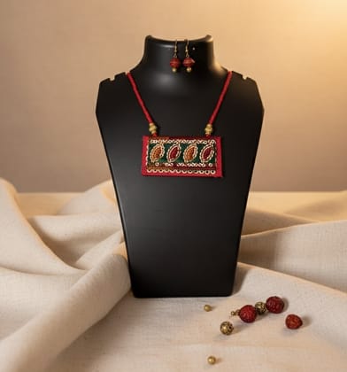 Glamvila Red and Green Embriodered Fabric Jewellery