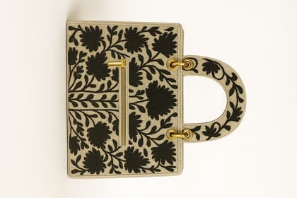 Elegant Embroidered Floral Handbag with D-Shaped Handle Elegant Embroidered Floral Handbag with D-Shaped Handle