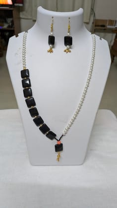 Elegant Black & White Beaded Necklace Set Elegant Black & White Beaded Necklace Set