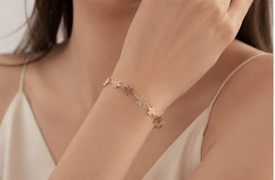 Gold Plated Interlinked Flower Charm Bracelet