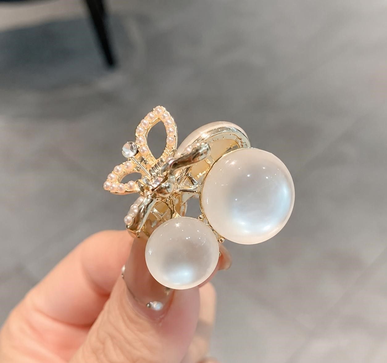 White 2Goli Stone Claw