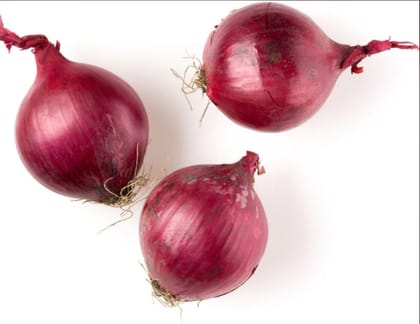 Fresh red onion 