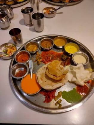 Vegetarian Thali Meal - 1 kg - One full meal tray