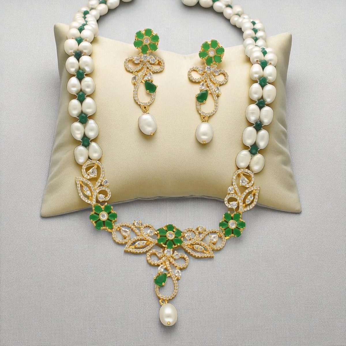The Zuliya Pearl Necklace Set