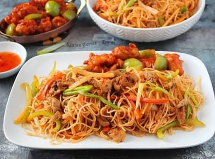 Chicken Hakka Noodles Ready-to-Eat Meal - 500 gm - One container of ready-to-eat noodles