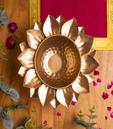 Kamal Leaf Urli