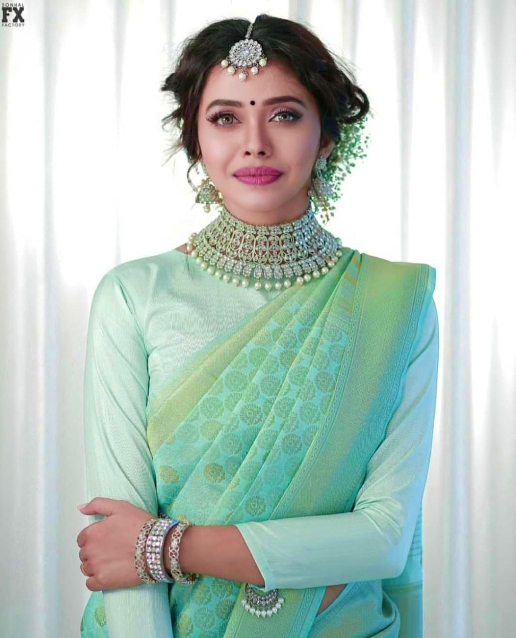 Zari Work Silk Saree With Blouse Piece