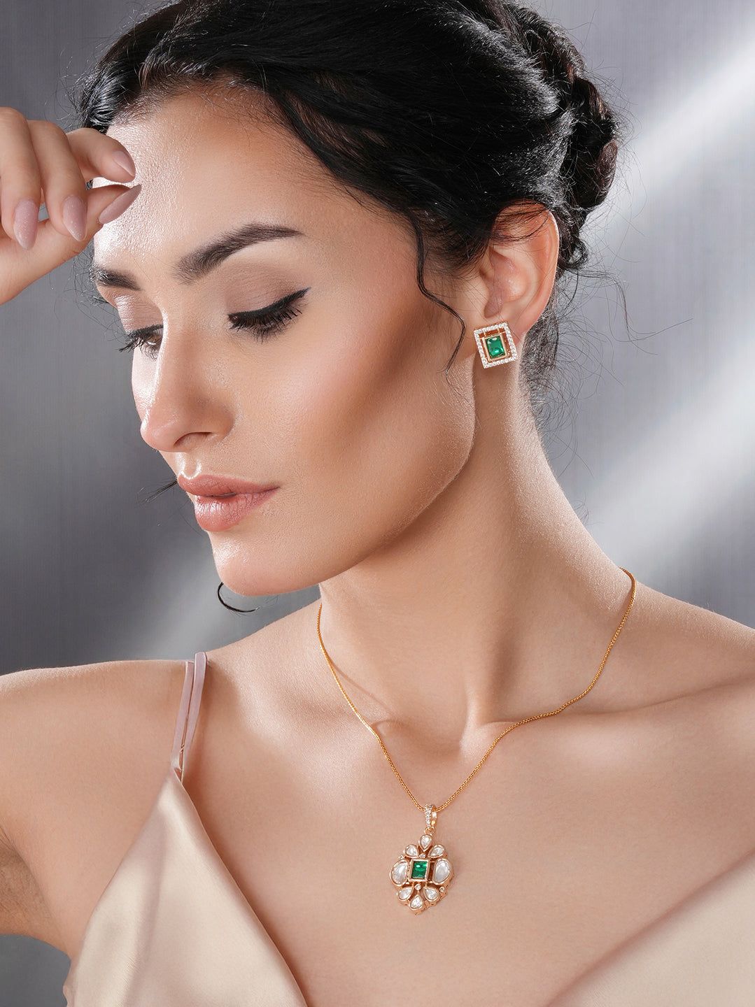 Gold Toned Green Emerald Kundan Studded Floral Locket Pendant Jewellery Set